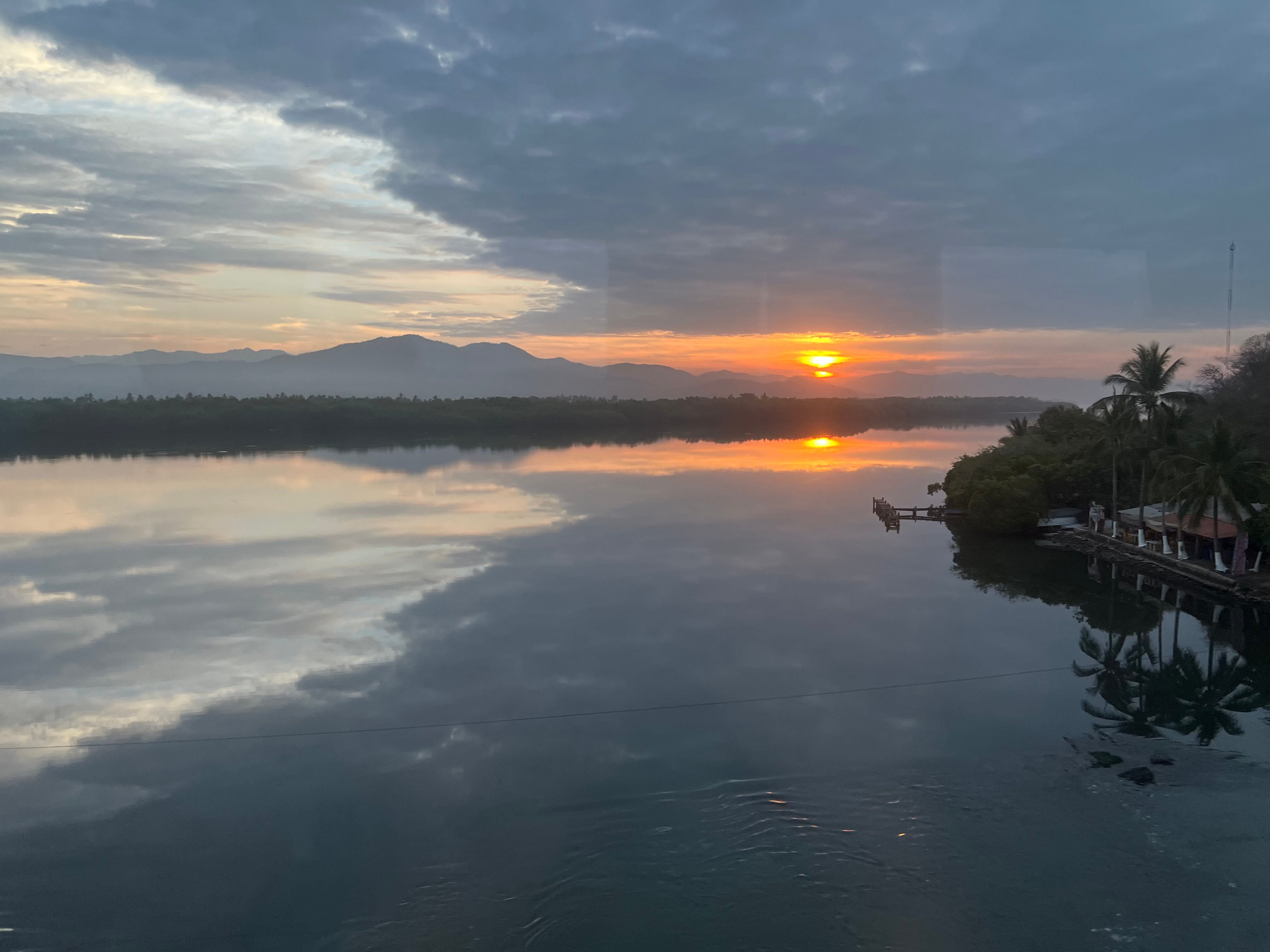 Laguna de Cuyutlán al amanecer, Manzanillo, Colima